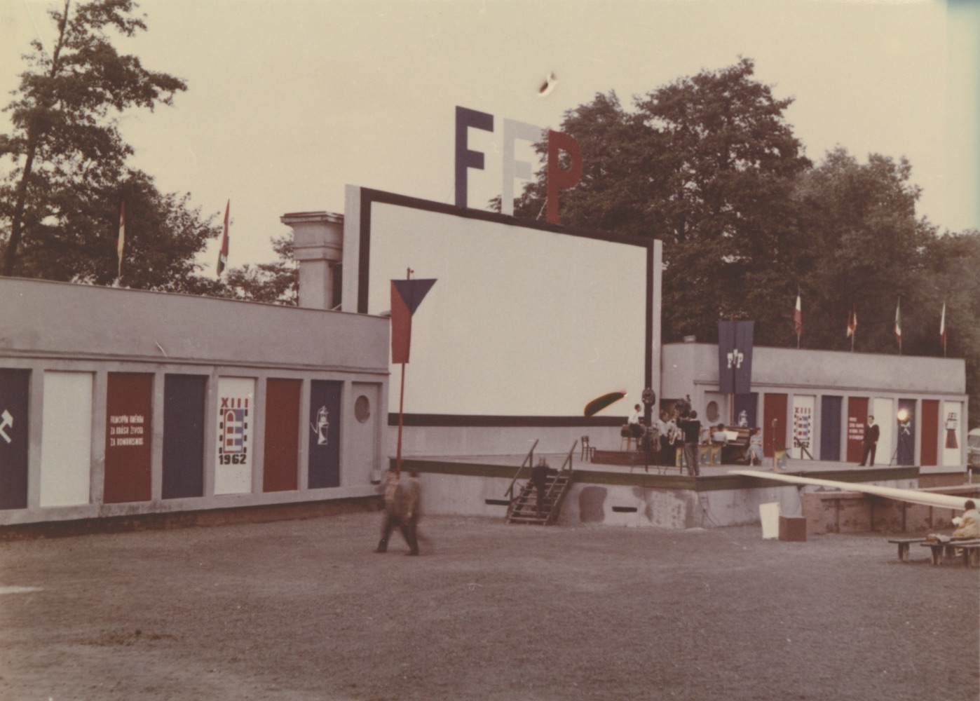 Přírodní amfiteátr (letní kino) v prostorách bývalého zámeckého parku v Solci v době konání XIII. Filmového festivalu pracujících (1962)