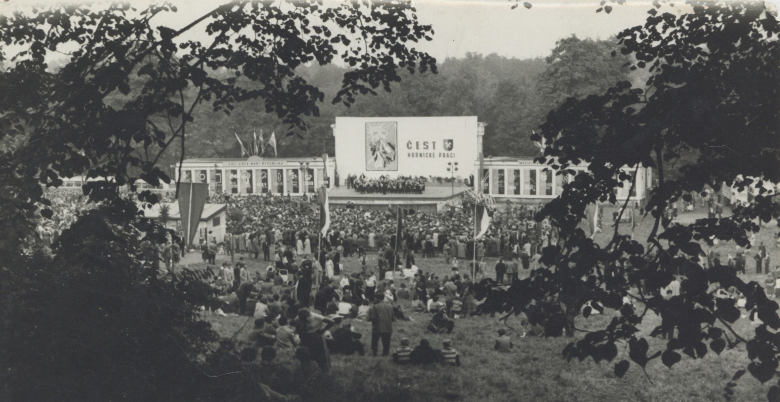 Přírodní amfiteátr (letní kino) v prostorách bývalého zámeckého parku v Solci v době konání Dne horníků (nedatováno)