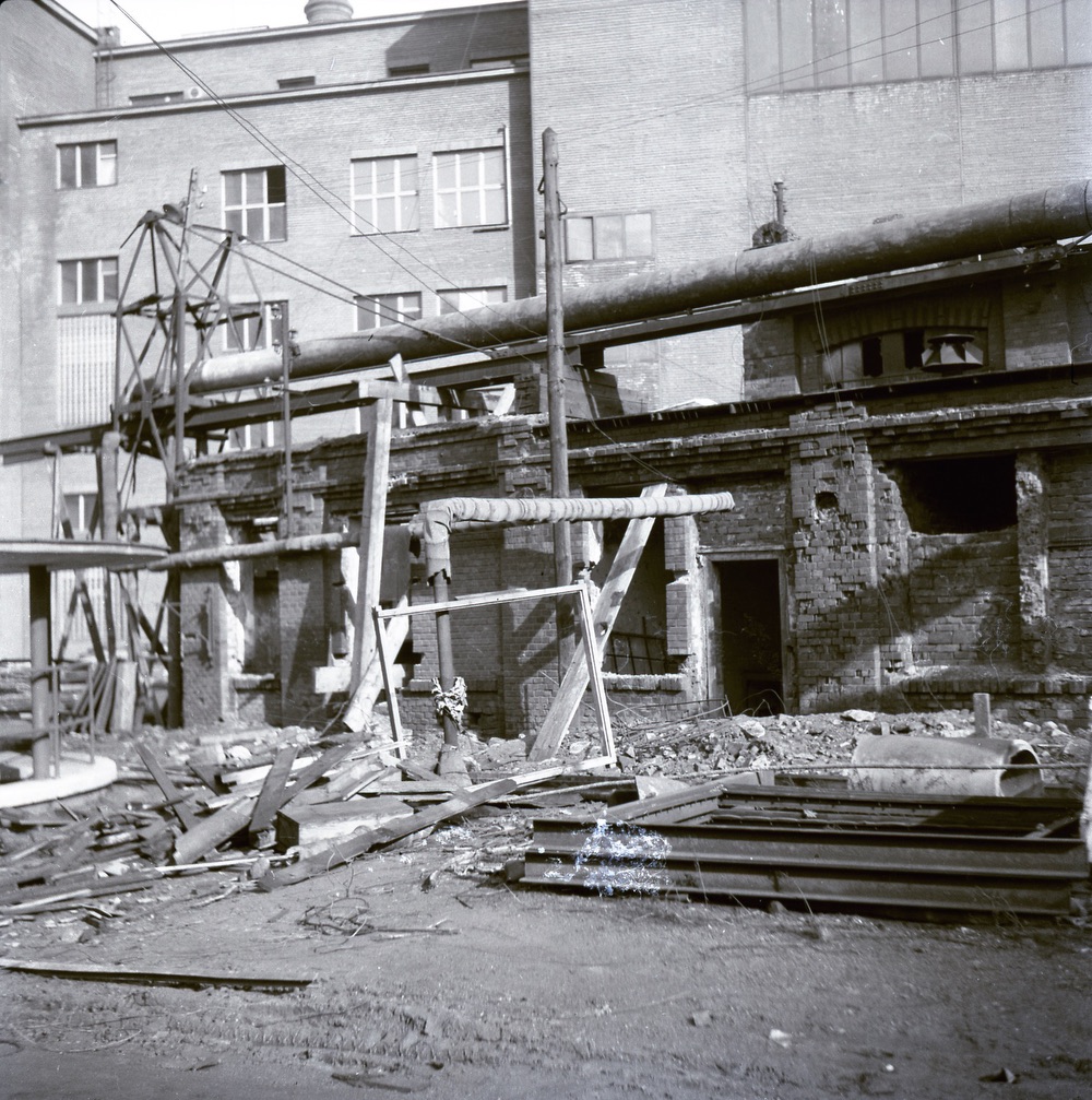Demolice objektu čp. 995. V pozadí objekt kladivové těžní věže jámy ČSA 2. Vlevo je vidět část kruhového vstupu do kanálu, vedoucího k ohřevu vtažných větrů jámy č. 2. (Identifikace snímku: Petr Bindač)