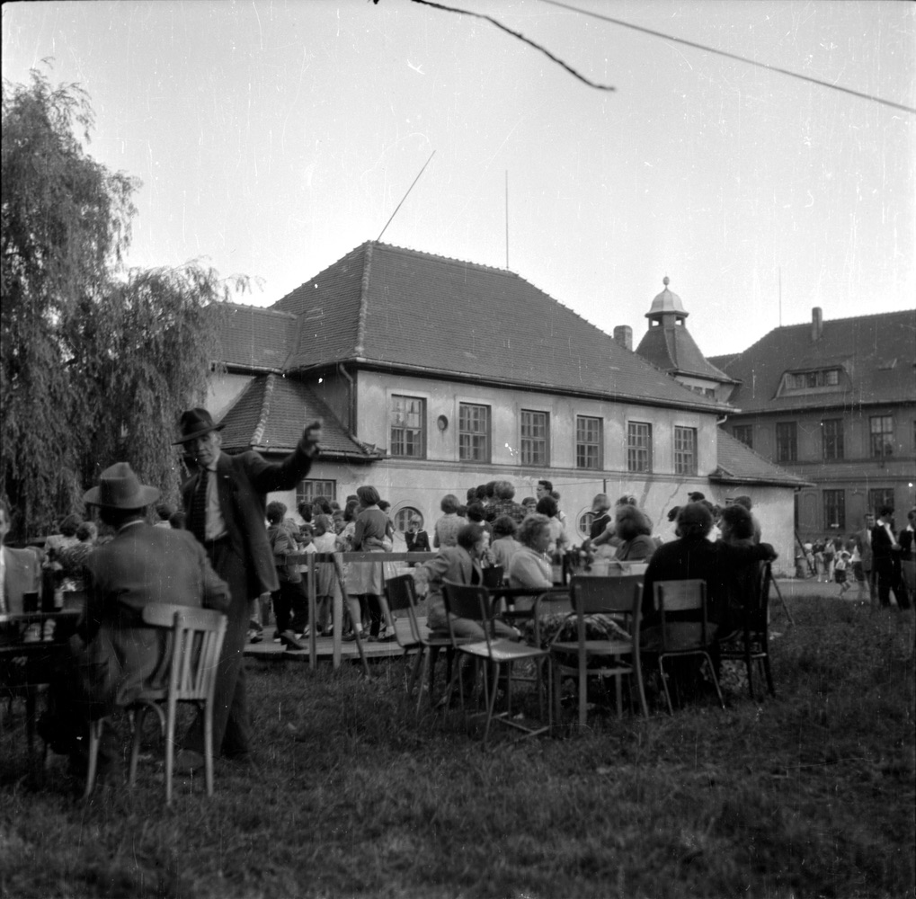 Záběr z dětských radovánek konaných v prostorách za Masarykovou měšťanskou školou pravděpodobně v roce 1958. V pozadí budova tělocvičny. (S laskavým svolením p. Radomíra Burdy, z rodinné sbírky)
