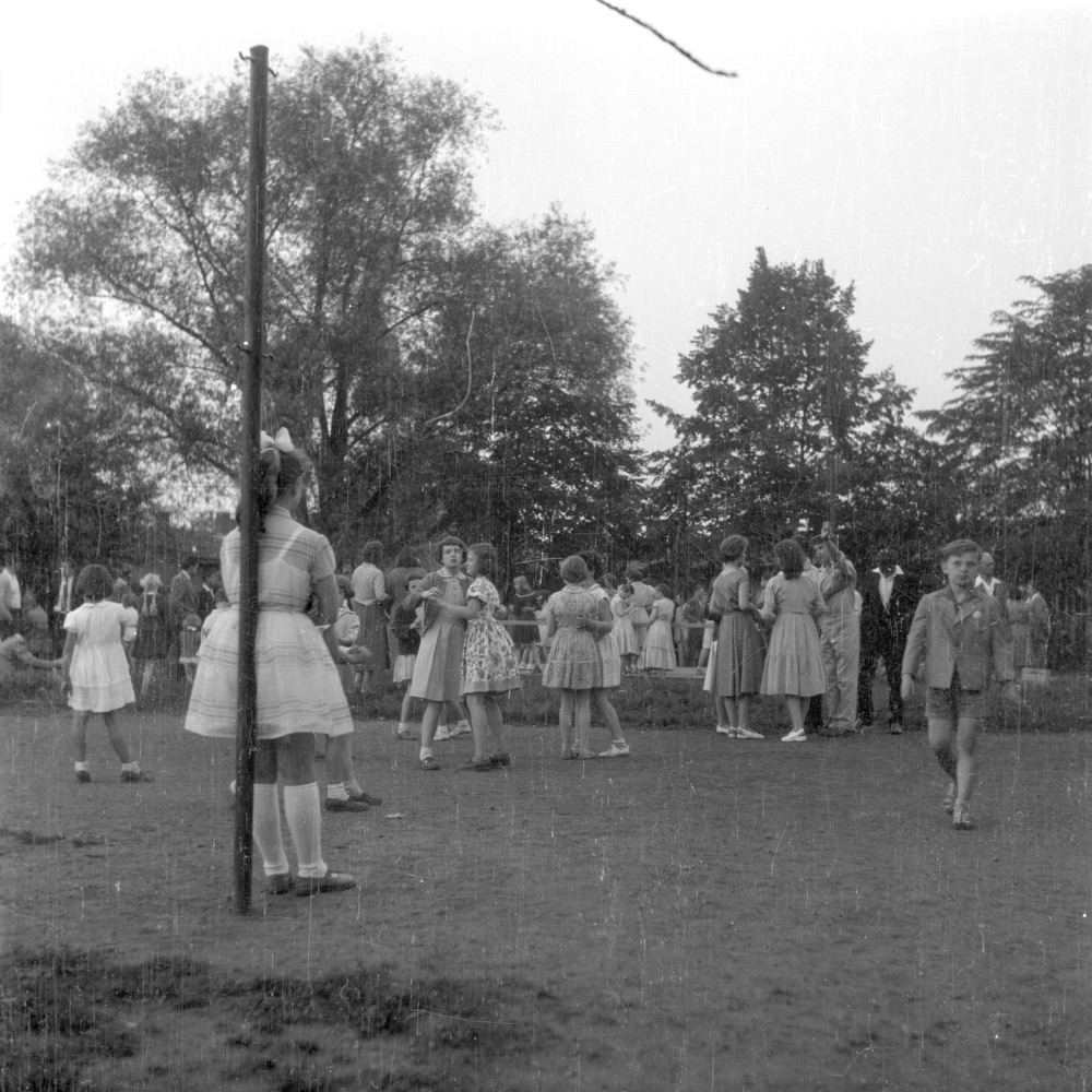 Záběr z dětských radovánek konaných v prostorách za Masarykovou měšťanskou školou pravděpodobně v roce 1958. (S laskavým svolením p. Radomíra Burdy, z rodinné sbírky)