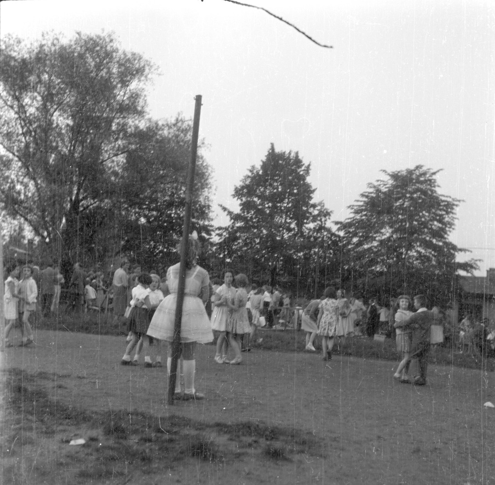 Záběr z dětských radovánek konaných v prostorách za Masarykovou měšťanskou školou pravděpodobně v roce 1958. (S laskavým svolením p. Radomíra Burdy, z rodinné sbírky)