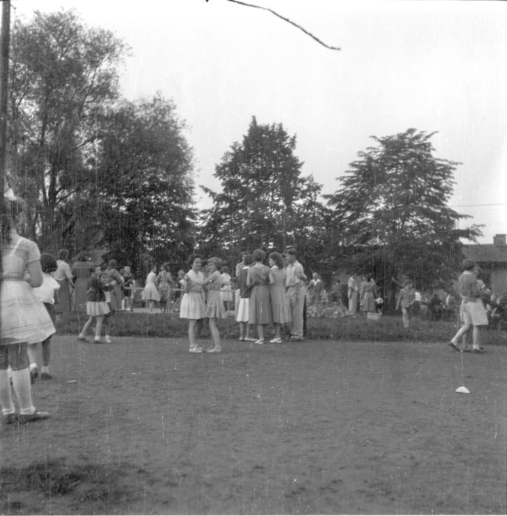 Záběr z dětských radovánek konaných v prostorách za Masarykovou měšťanskou školou pravděpodobně v roce 1958. (S laskavým svolením p. Radomíra Burdy, z rodinné sbírky)