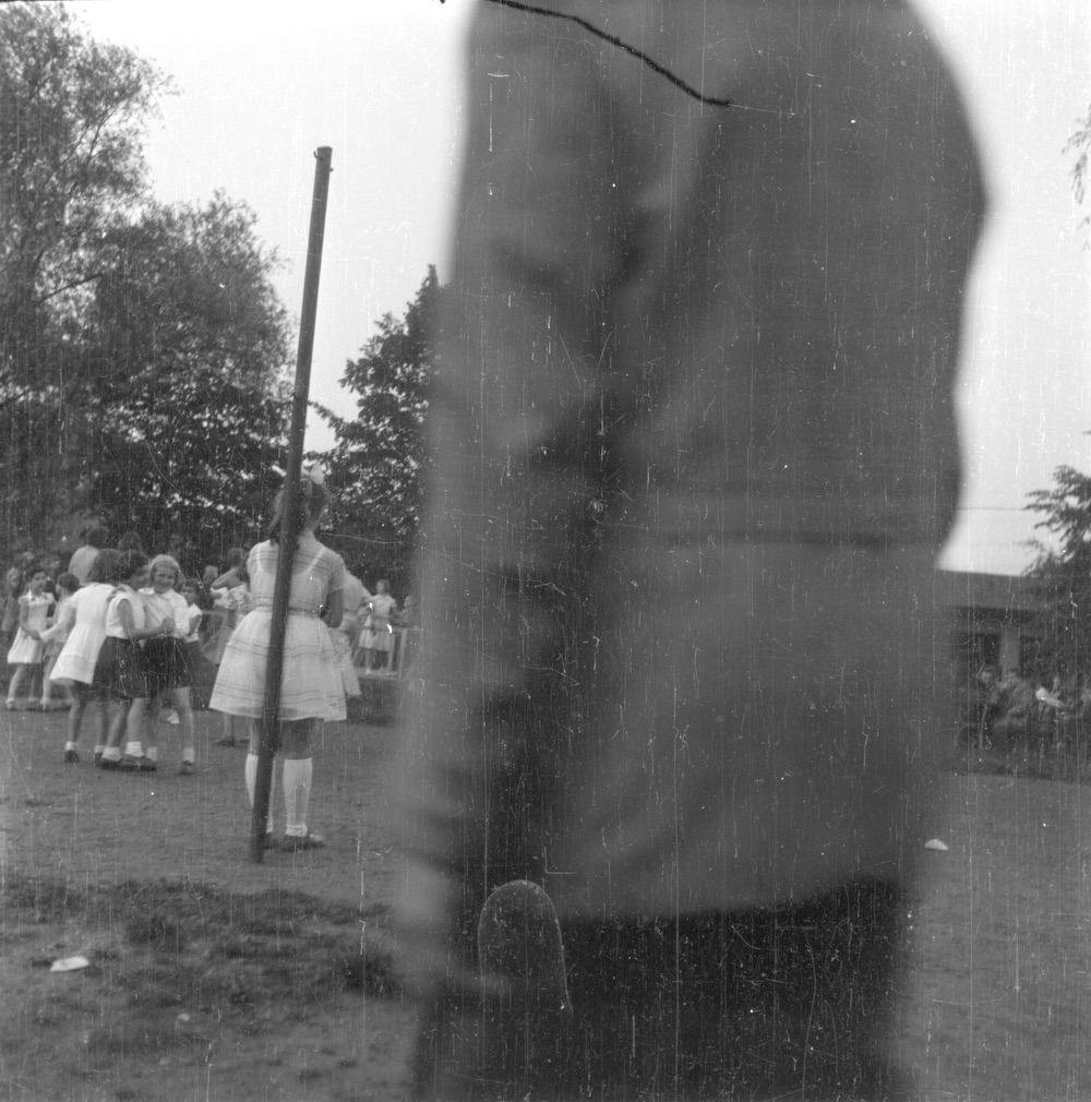Záběr z dětských radovánek konaných v prostorách za Masarykovou měšťanskou školou pravděpodobně v roce 1958. (S laskavým svolením p. Radomíra Burdy, z rodinné sbírky)