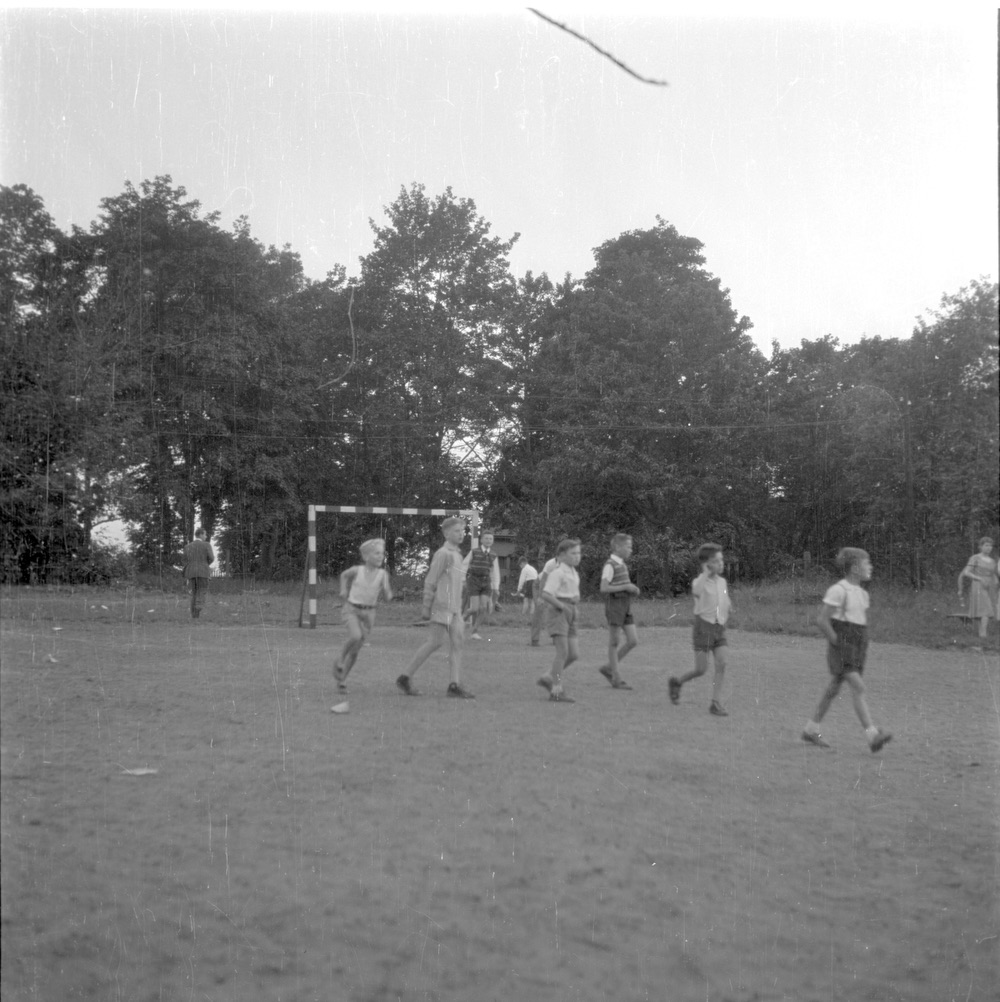 Záběr z dětských radovánek konaných v prostorách za Masarykovou měšťanskou školou pravděpodobně v roce 1958. (S laskavým svolením p. Radomíra Burdy, z rodinné sbírky)