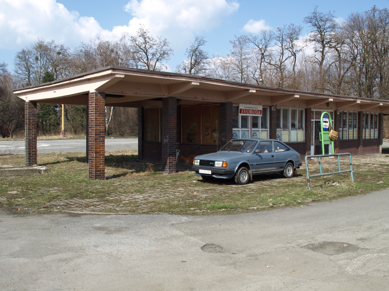 Autobusové stanoviště u dolu Barbora na snímku z 14. března 2013 (Autor: Petr Bindač)