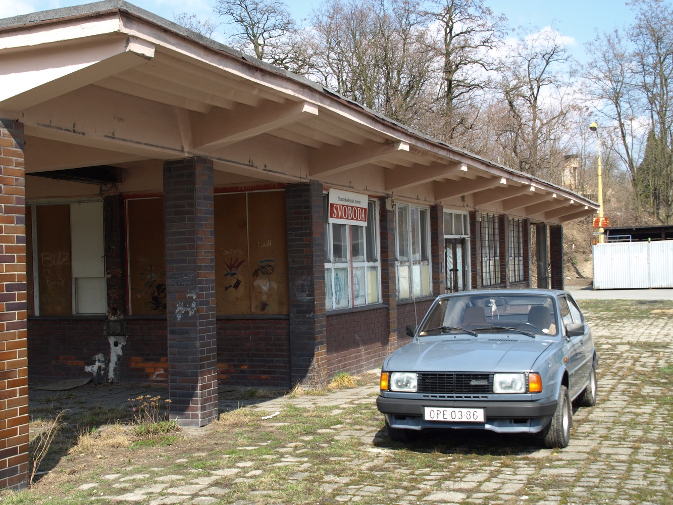 Autobusové stanoviště u dolu Barbora na snímku z 14. března 2013 (Autor: Petr Bindač)