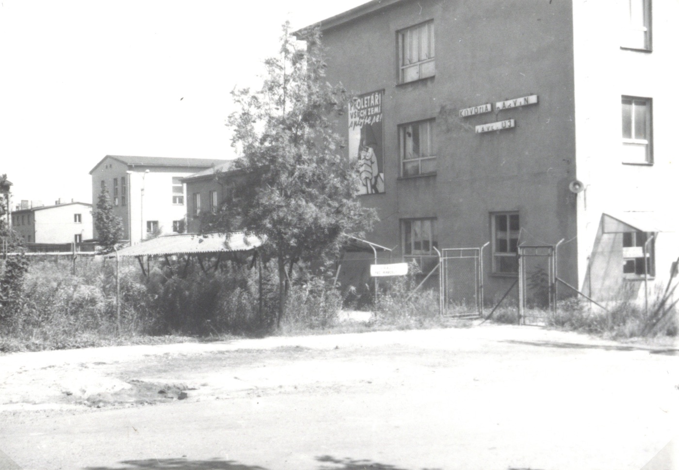 Vpravo budova Kovona Karviná, závod 03 Sovinec (původně Fryštát čp. 641), za ní budova čp. 1041 a úplně vlevo čp. 1040 (v těchto dvou budovách se od roku 1969 nacházela ZDŠ přestěhovaná ze školy čp. 304 II). Snímek z roku 1974.