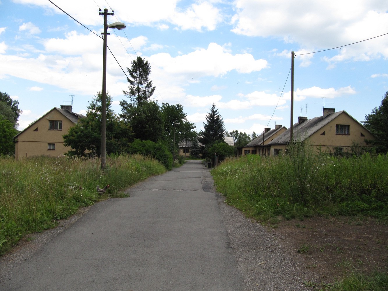 Pohled do kolonie Bendovka (červenec 2012). Vlevo domy čp. 2168 a 2169, vpravo pak čp. 2162 a 2163 (s laskavým svolením p. Jana Polakoviče, ze soukromé sbírky)