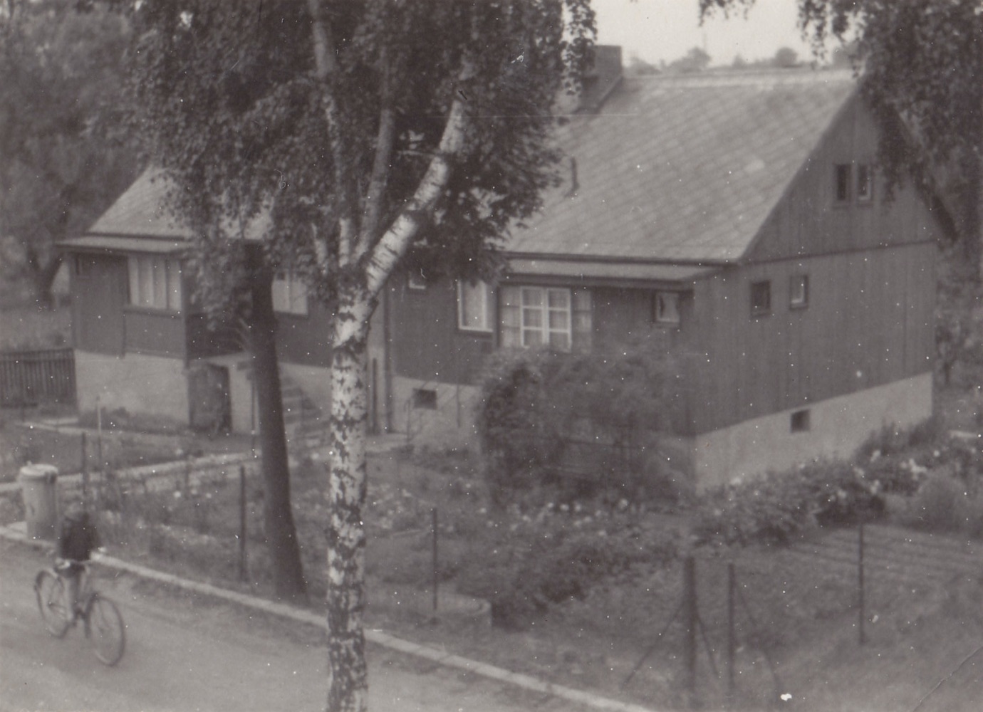 Záběr domu čp. 1993, 1994 z kolonie finských domků, poblíž Smetanovy ulice (červenec 1962)