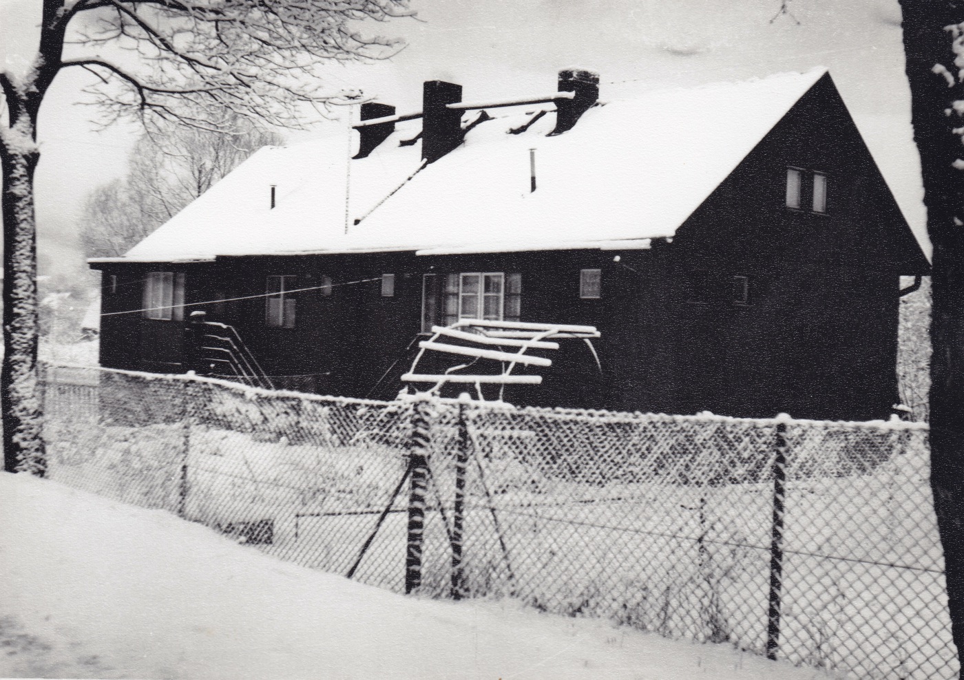 Záběr domu čp. 1993, 1994 z kolonie finských domků, poblíž Smetanovy ulice (1965)
