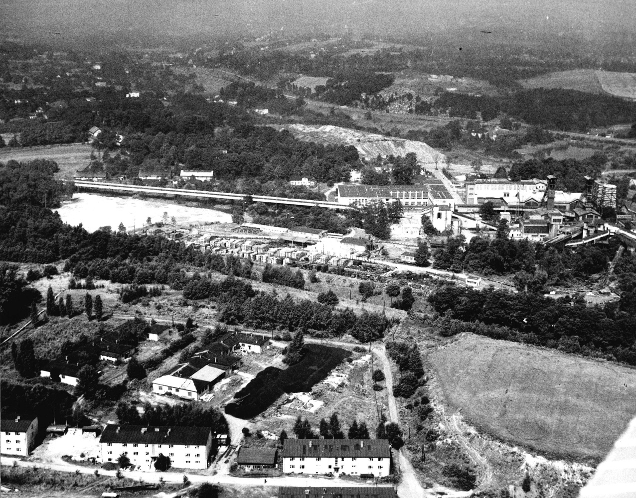 Letecký pohled na Důl Gabriela. V popředí budovy (zprava) čp. 1187, 1188 a část 1189. Za nimi Polská škola v Solci (čp. 1518 II) a část 2. Národní školy v Karviné-Dolech (čp. 1519 II). Následuje areál Dolu Gabriela a v pozadí kostel sv. Petra z Alkantary a obecní hřbitov. (Zdroj: Národní zemědělské muzeum, Ostrava)