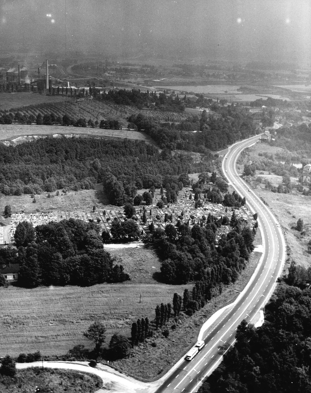 Letecký pohled na ulici Čsl. Armády (býv. Komenského). Ve středu snímku: obecní hřbitov. (Zdroj: Národní zemědělské muzeum, Ostrava)