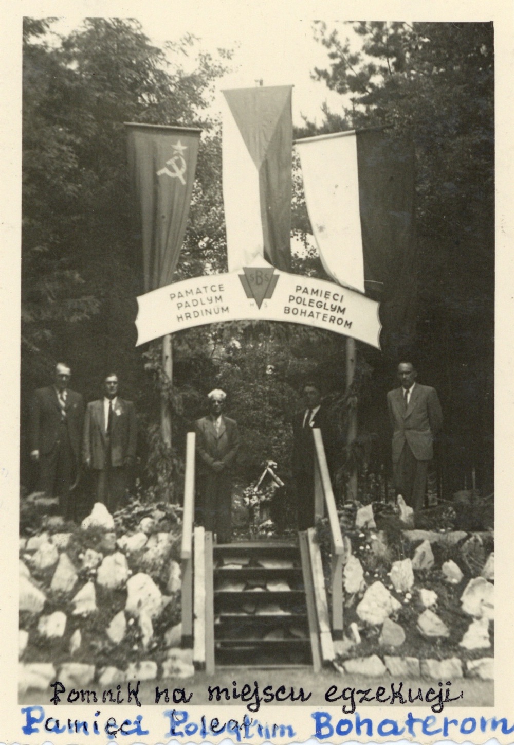 Mohyla na místě kde bylo 18. 9. 1939 popraveno jednotkou SS 12 můžů polské národnosti. Mohyla byla postavena v roce 1951. Ostatky popravených byly 1. 10. 1945 exhumovány a převezeny na hřbitov v Prostřední Suché.