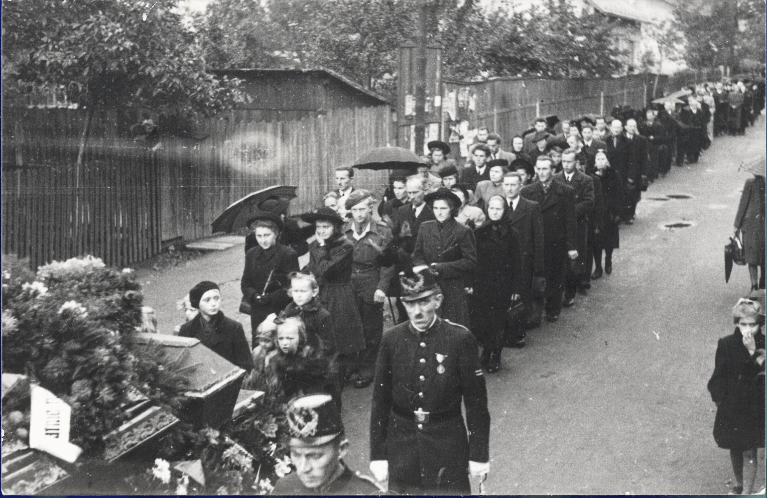 Záběr z převezení ostatků 12 obětí popravených nacisty (18. 9. 1939) na hřbitov v Prostřední Suché, dne 1. 10. 1945