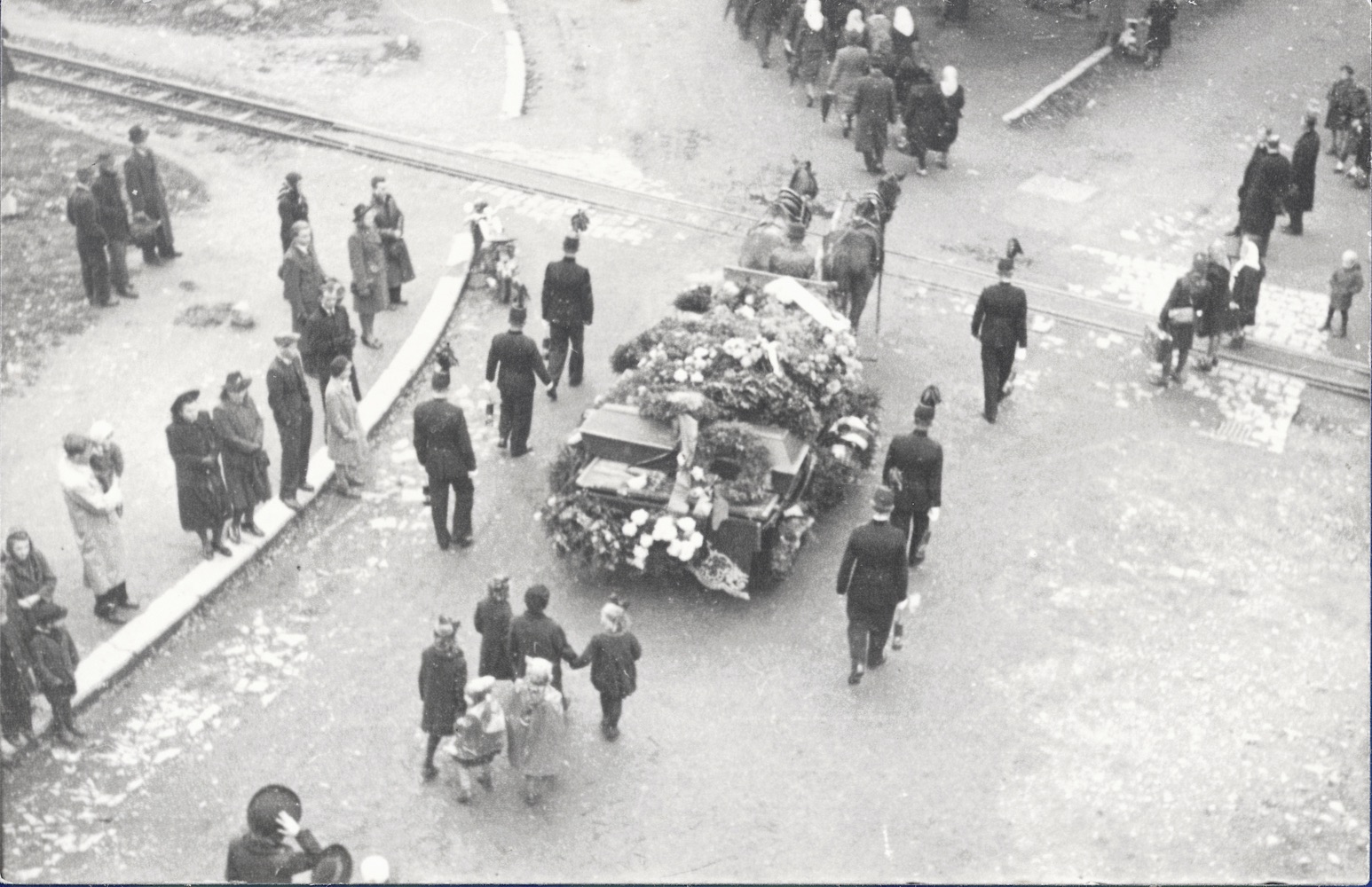 Záběr z převezení ostatků 12 obětí popravených nacisty (18. 9. 1939) na hřbitov v Prostřední Suché, dne 1. 10. 1945