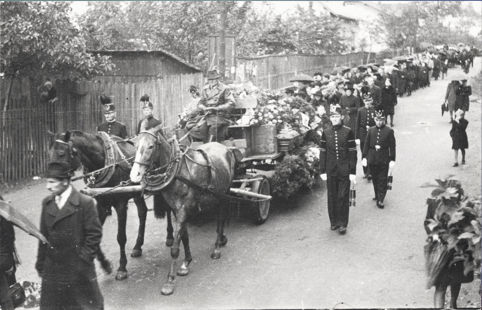 Záběr z převezení ostatků 12 obětí popravených nacisty (18. 9. 1939) na hřbitov v Prostřední Suché, dne 1. 10. 1945