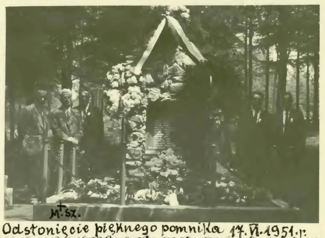 Fotografie po odhalení mohyly, 17.6.1951 (Zdroj: Śląska Biblioteka Cyfrowa. Dr. Józef Mazurek: Przyczynek do historii ruchu oporu 1939-1945 - Karwina-Kopalnie)