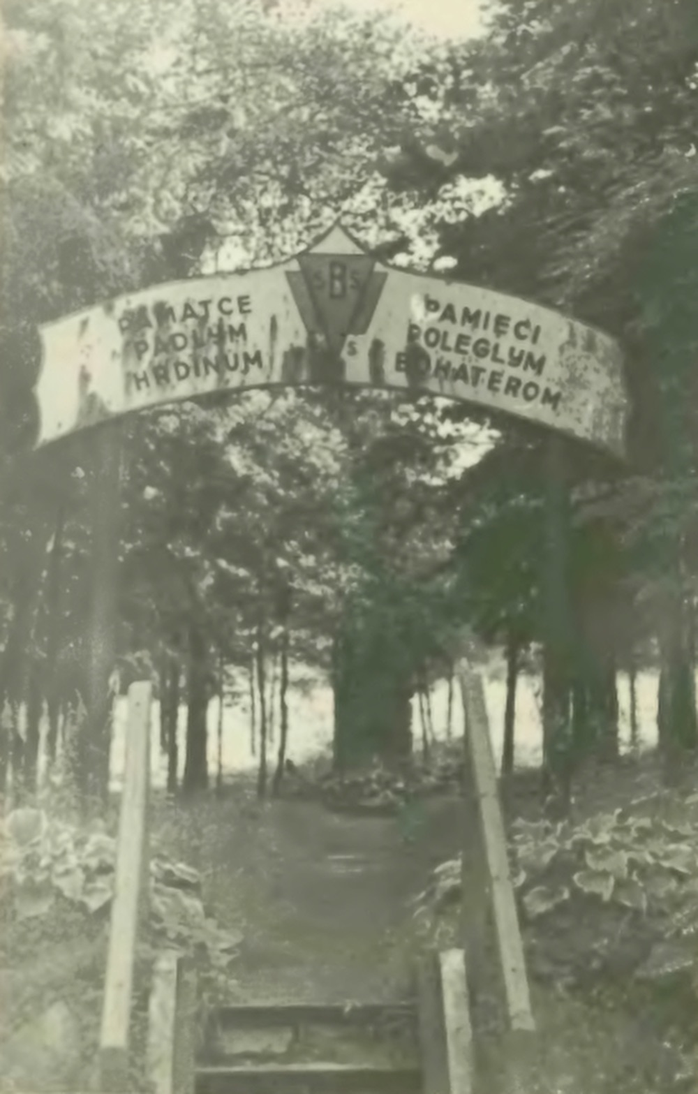 Mohyla na místě kde bylo 18. 9. 1939 popraveno jednotkou SS 12 můžů polské národnosti (Zdroj: Śląska Biblioteka Cyfrowa. Dr. Józef Mazurek: Przyczynek do historii ruchu oporu 1939-1945 - Karwina-Kopalnie)