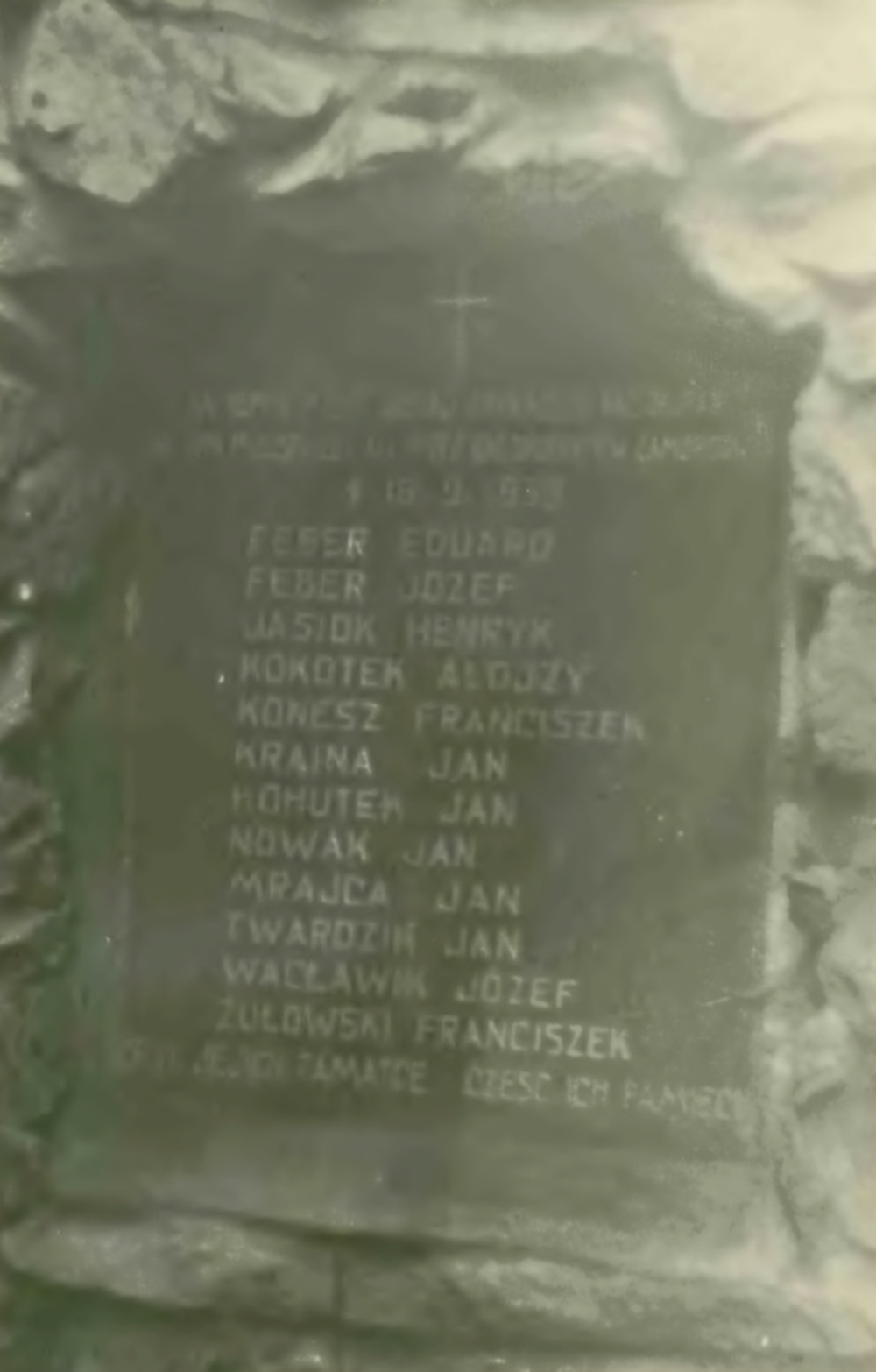 Mohyla na místě kde bylo 18. 9. 1939 popraveno jednotkou SS 12 můžů polské národnosti (Zdroj: Śląska Biblioteka Cyfrowa. Dr. Józef Mazurek: Przyczynek do historii ruchu oporu 1939-1945 - Karwina-Kopalnie)