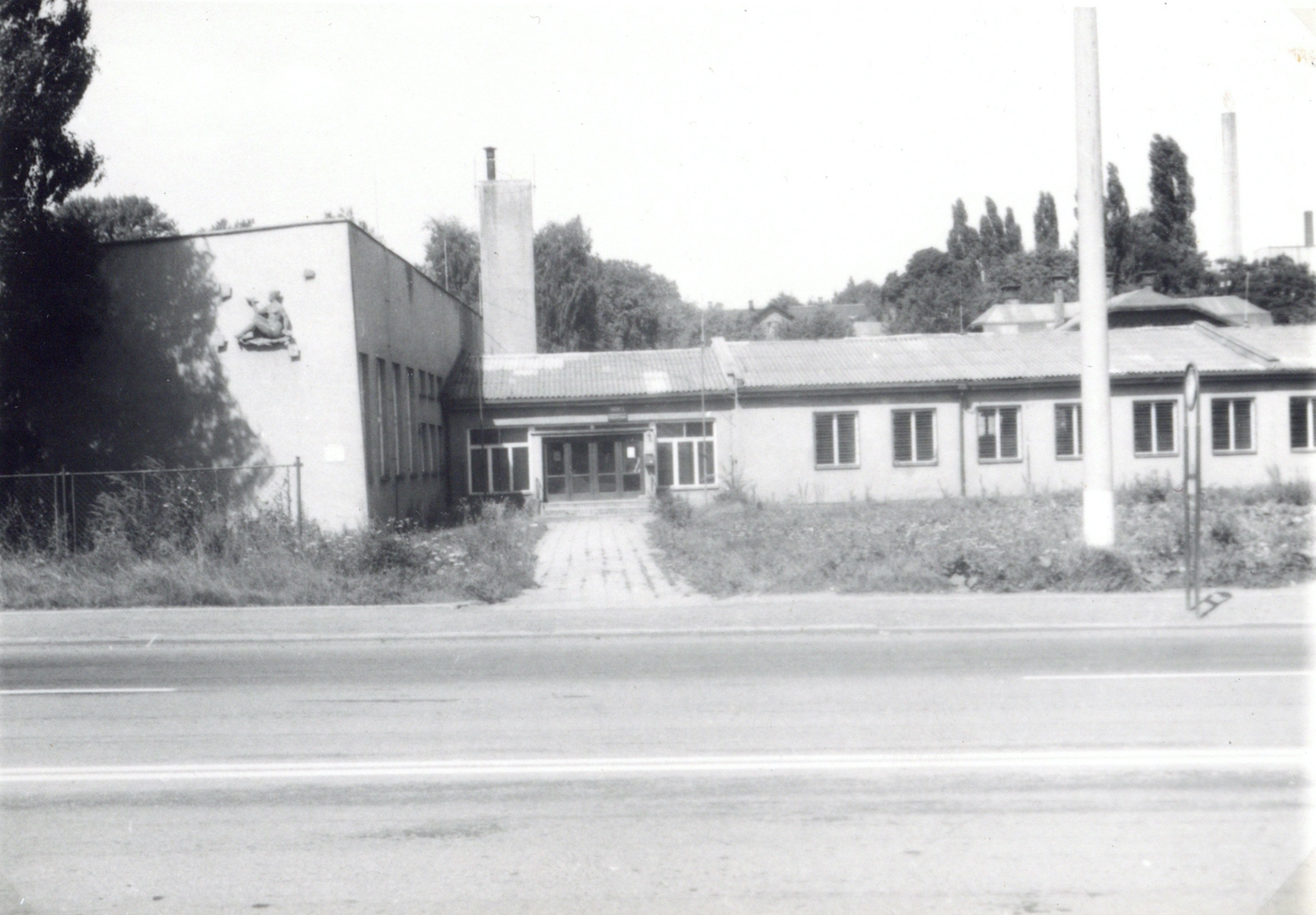 Nová budova pošty postavená po roce 1956 naproti hotelu Baník a zbourána  v roce 1988. Po demolici kulturního domu čp. 1075 u hotelu  se do této budovy pošty přestěhovala i knihovna.