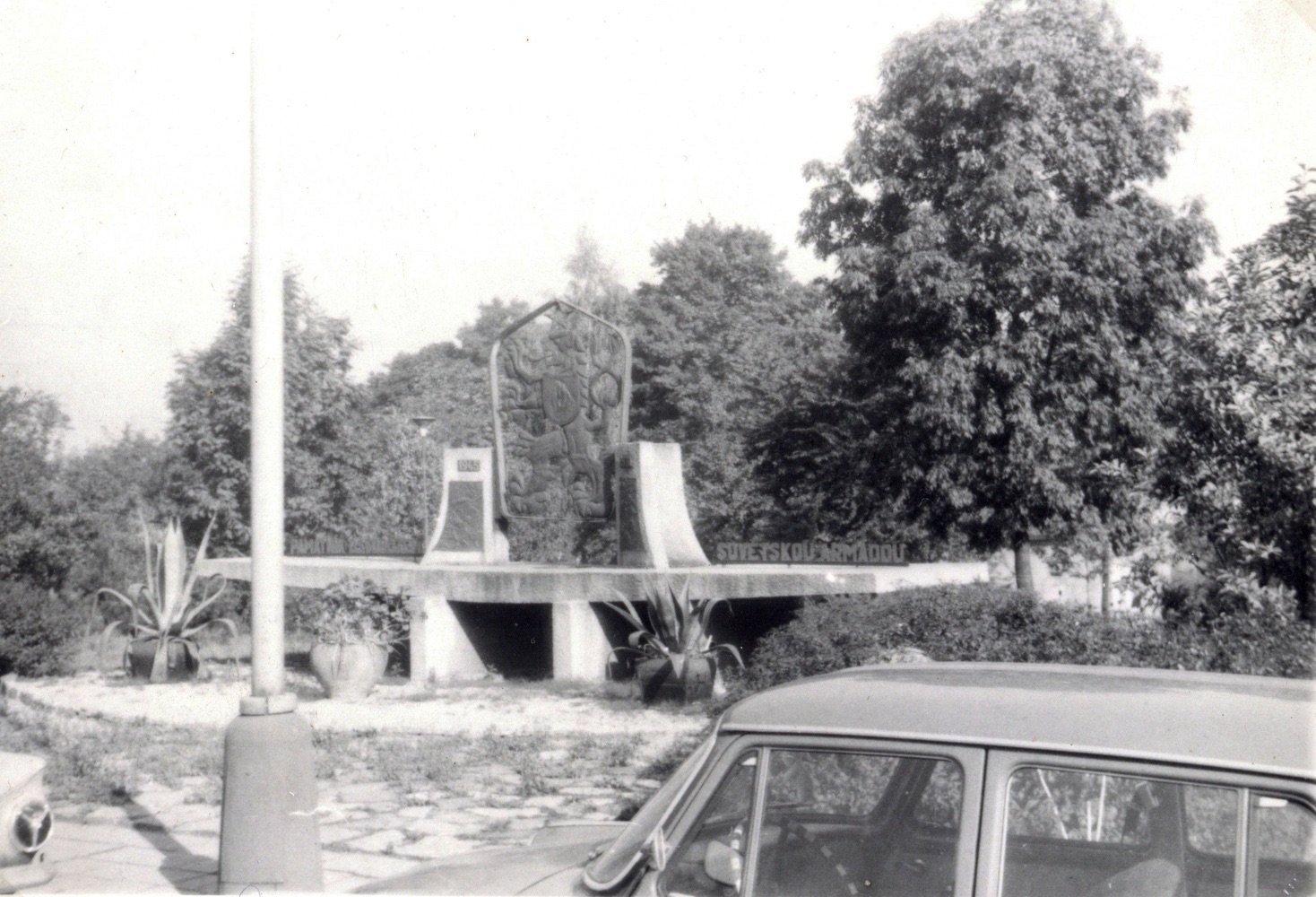 Památník osvobození Rudou armádou v parčíku u dolu Mír (Gabriela) na snímku z roku 1974