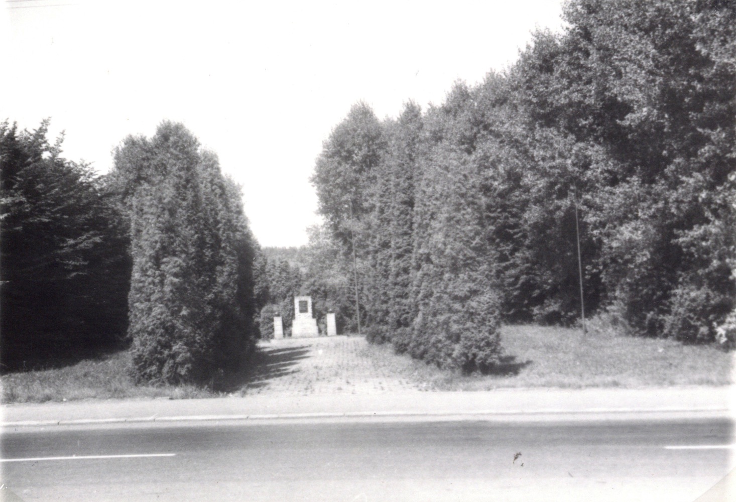 Památník rudoarmějců na snímku z roku 1974