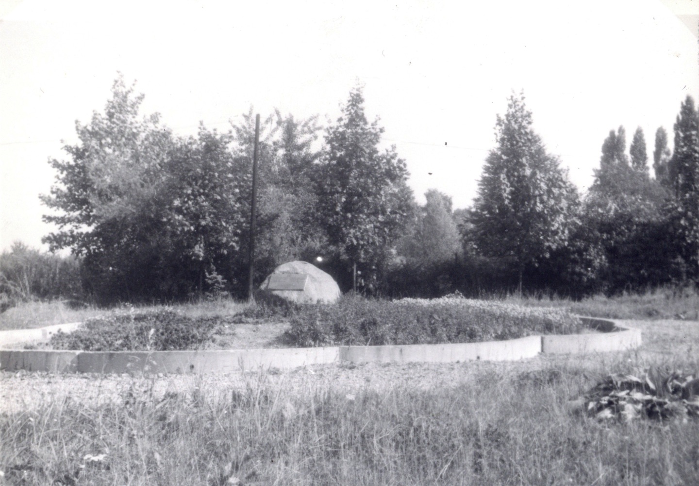 Obelisk s pamětní deskou k založení prvního sídla KSČ vedeného dělnickým poslancem Karolem Śliwkou na snímku z roku 1974