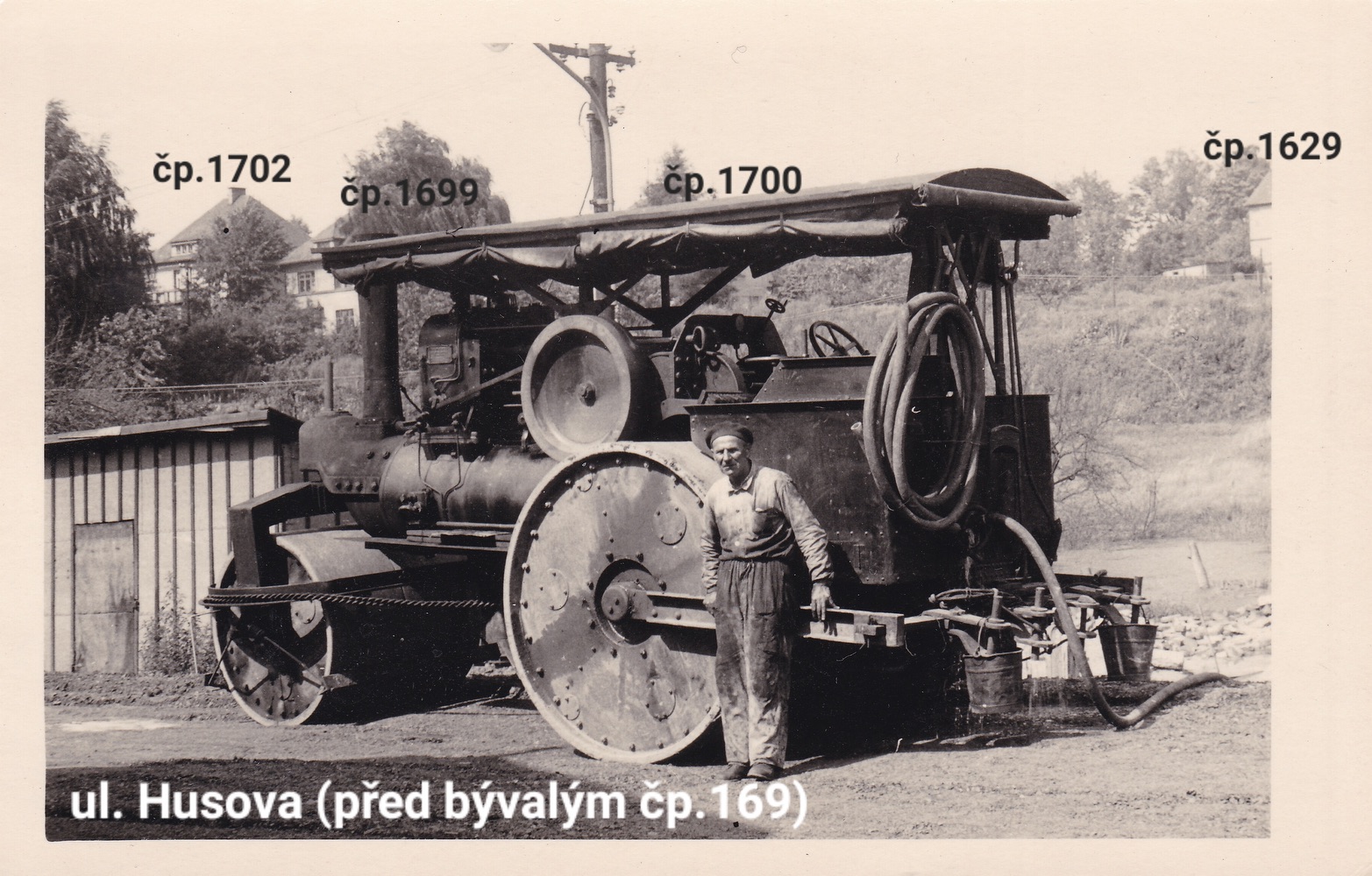 Parní válec nabírající vodu v Solci na Husově ulici, před pozemkem bývalého čp. 169. Fotografováno v roce 1961, kdy se prováděla úprava vozovky a pokládka asfaltu na Zámecké ulici a v okolí Soleckeho kopce. (S laskavým svolením p. Simony Balasové, z rodinné sbírky. Lokalizace snímku a identifikace objektů: Petr Bindač)
