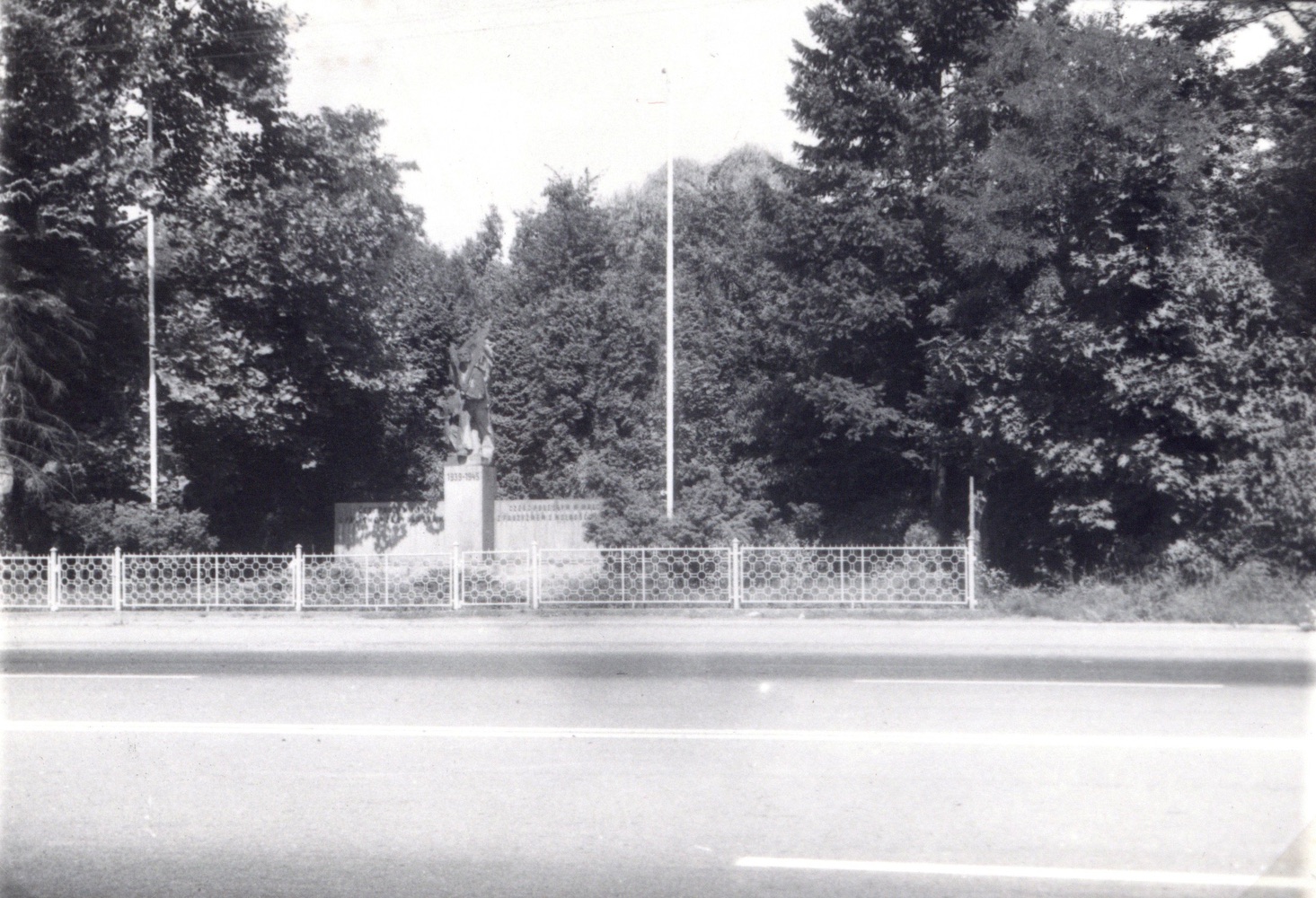 Pomník padlým ve 2. světové válce na snímku z roku 1974