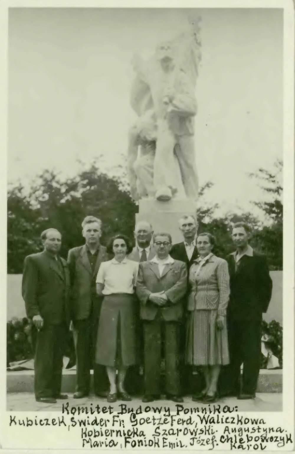 Výbor pro výstavbu pomníku při jeho slavnostním odhalení (Zdroj: Śląska Biblioteka Cyfrowa, Dr. Józef Mazurek: Przyczynek do historii ruchu oporu 1939-1945 - Karwina-Kopalnie. Odkaz = KLIK na obrázek)