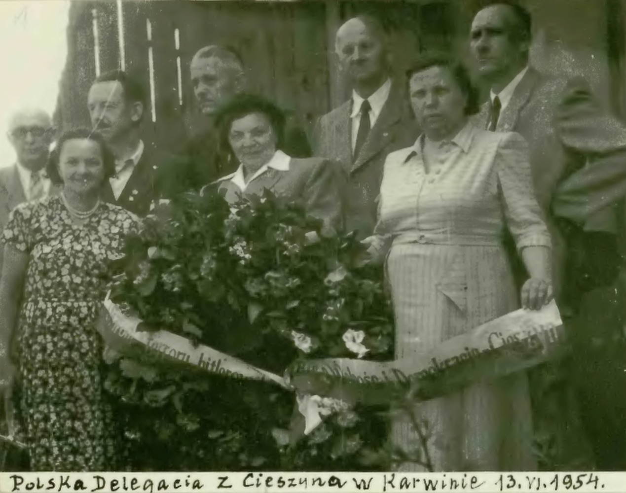 Polská delegace při slavnostním odhalení pomníku (Zdroj: Śląska Biblioteka Cyfrowa, Dr. Józef Mazurek: Przyczynek do historii ruchu oporu 1939-1945 - Karwina-Kopalnie. Odkaz = KLIK na obrázek)