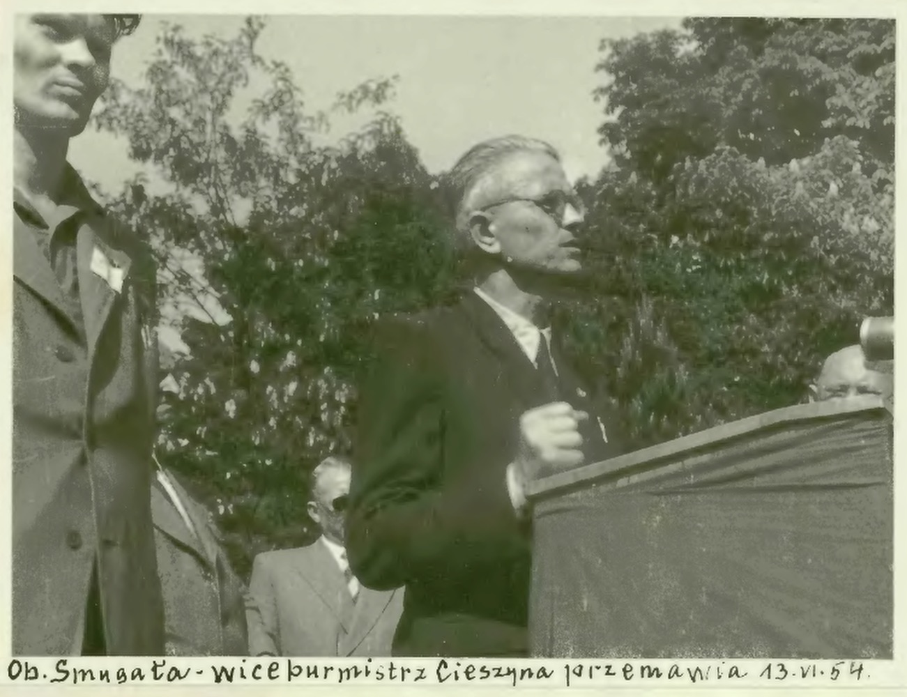 Záběr ze slavnostního odhalení pomníku, dne 13.6.1954 (Zdroj: Śląska Biblioteka Cyfrowa, Dr. Józef Mazurek: Przyczynek do historii ruchu oporu 1939-1945 - Karwina-Kopalnie. Odkaz = KLIK na obrázek)