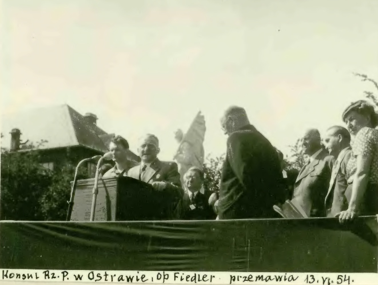 Záběr ze slavnostního odhalení pomníku, dne 13.6.1954 (Zdroj: Śląska Biblioteka Cyfrowa, Dr. Józef Mazurek: Przyczynek do historii ruchu oporu 1939-1945 - Karwina-Kopalnie. Odkaz = KLIK na obrázek)