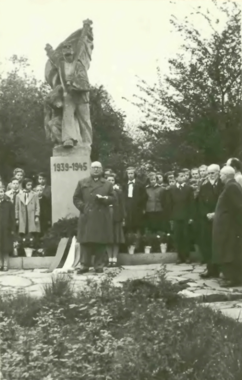 Pomník padlým ve 2. světové válce (Zdroj: Śląska Biblioteka Cyfrowa, Dr. Józef Mazurek: Przyczynek do historii ruchu oporu 1939-1945 - Karwina-Kopalnie. Odkaz = KLIK na obrázek)