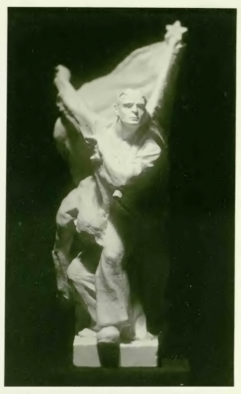 Původní návrh pomníku (Zdroj: Śląska Biblioteka Cyfrowa, Dr. Józef Mazurek: Przyczynek do historii ruchu oporu 1939-1945 - Karwina-Kopalnie. Odkaz = KLIK na obrázek)