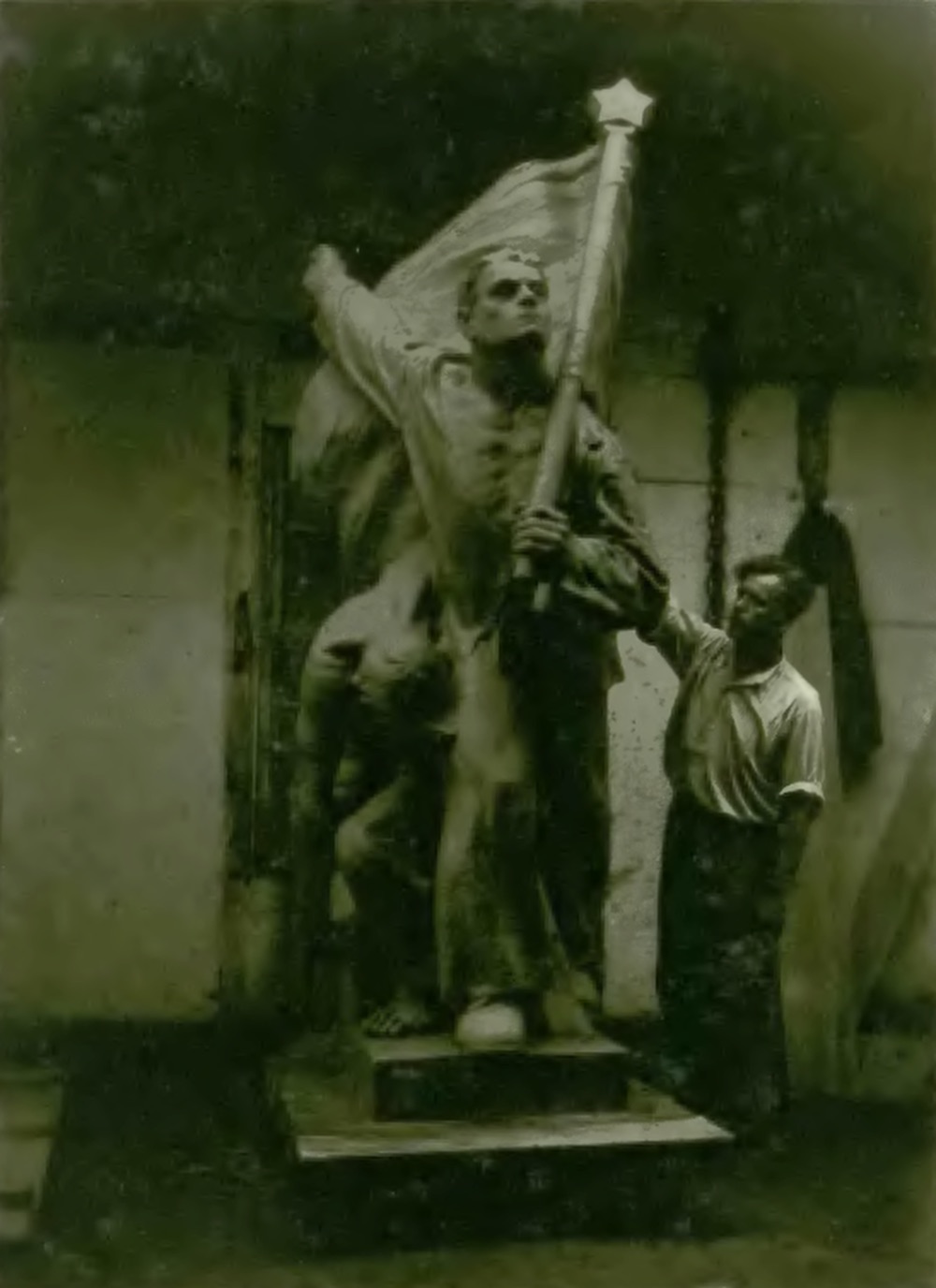 Autor Franciszek Świder u dokončeného pomníku (Zdroj: Śląska Biblioteka Cyfrowa, Dr. Józef Mazurek: Przyczynek do historii ruchu oporu 1939-1945 - Karwina-Kopalnie. Odkaz = KLIK na obrázek)