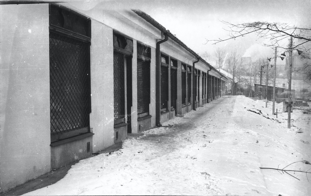 Řada obchodů pod Závodním hotelem