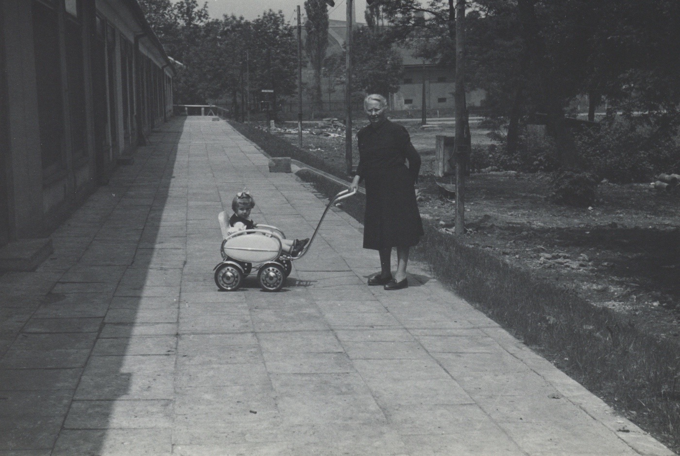 Řada obchodů pod Závodním hotelem 2. 6. 1960 (s laskavým svolením p. H. Sikorové)