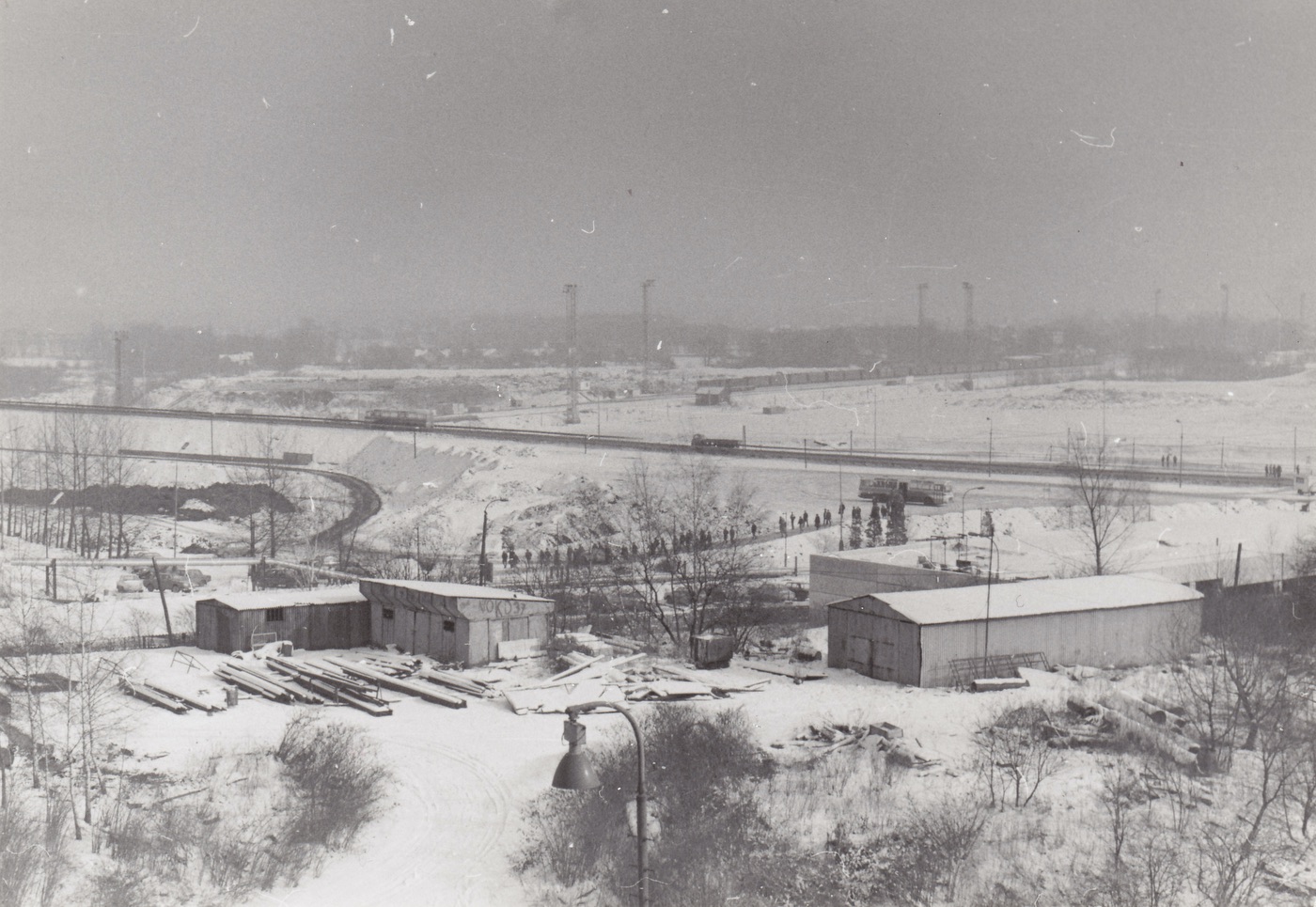 Cesta k silničnímu mostu nad železniční tratí (pohled z dolu ČSA, 31. 1. 1986)