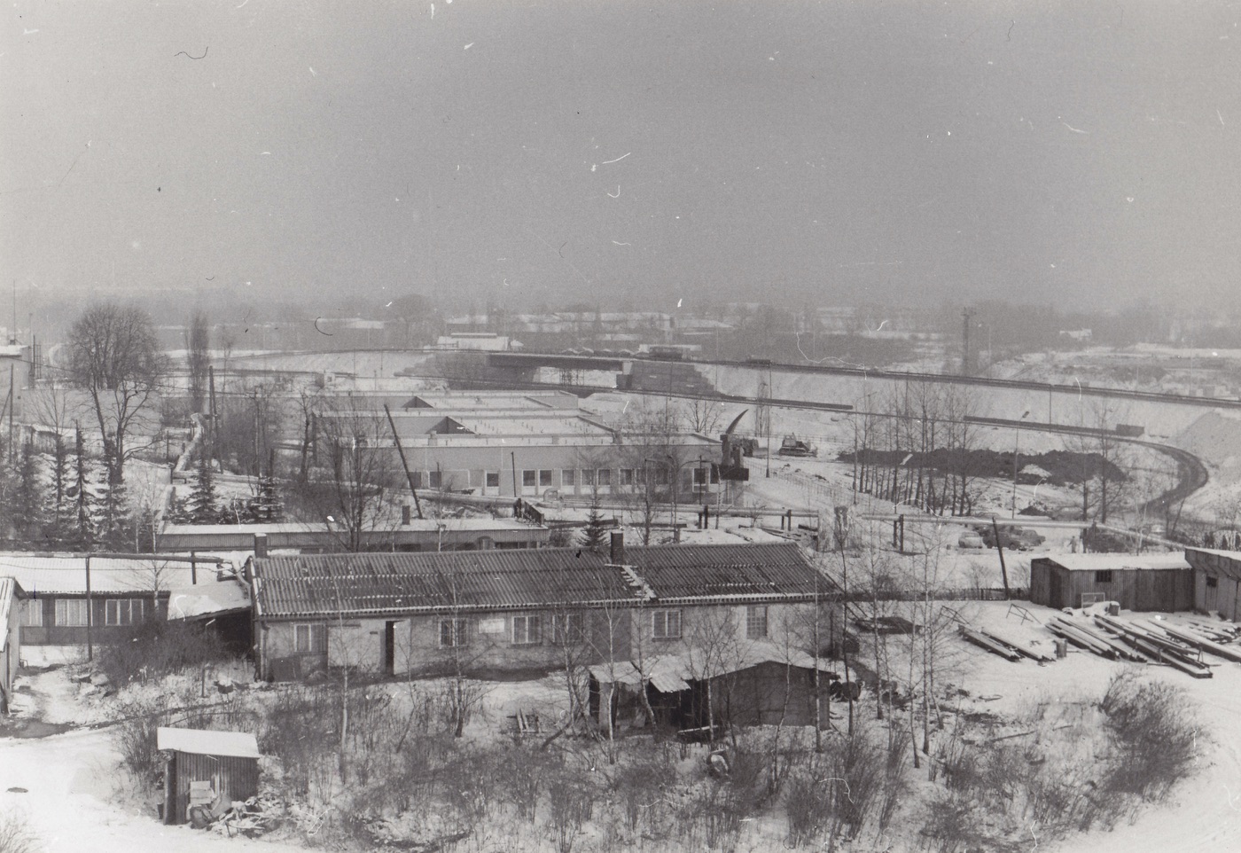 Silniční most nad železniční tratí (pohled z dolu ČSA, 31. 1. 1986)