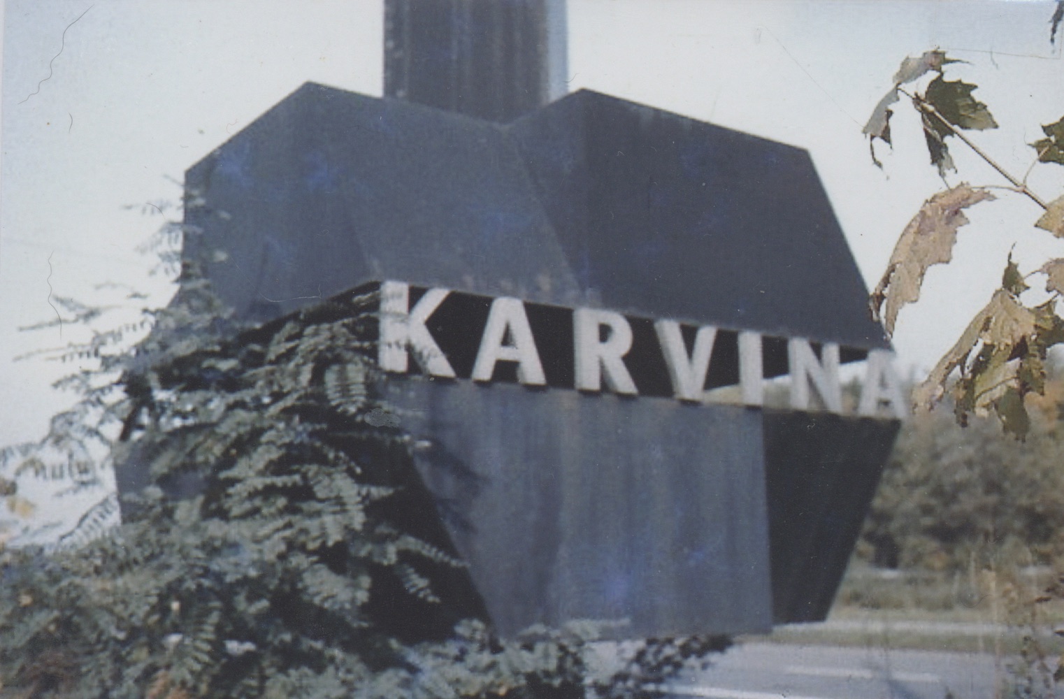 Uvítací poutač při vjezdu do Karviné (dnešní kruhový objezd na ulici Ostravská) na snímku z roku 1992 (S laskavým svolením p. J. Stellmeierové, ze soukromé sbírky).