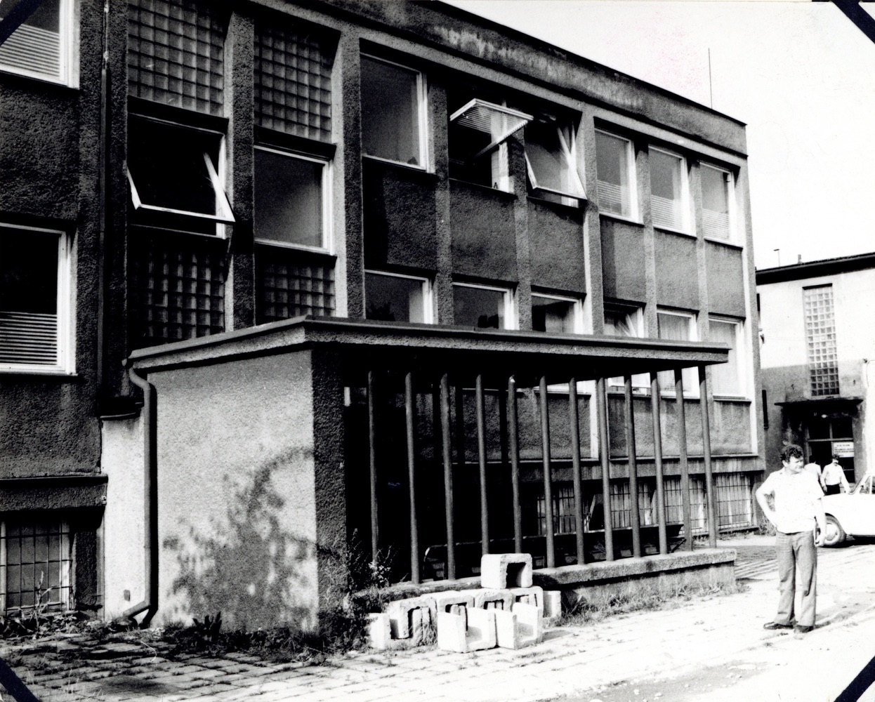Zdravotní středisko OÚNZ Dolu 1. Máj (snímek pravděpodobně z roku 1983)