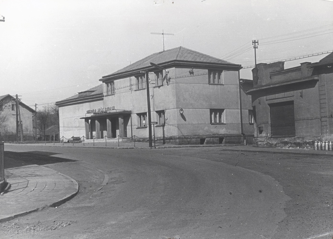 Divadlo Svět loutek v Doubravě (budova čp. 349 po celkové adaptaci v roce 1955).