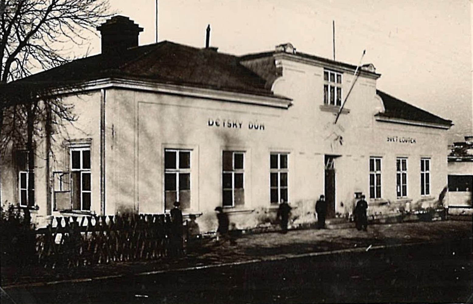 Původní podoba budovy čp. 349, ve které divadlo Svět loutek učinkovalo v letech 1945 - 1955.