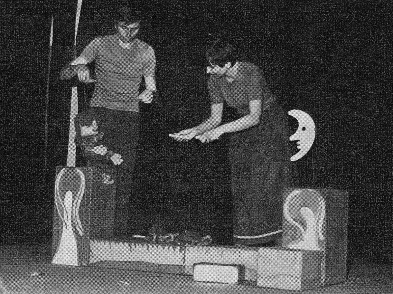 Fotografie z představení divadla Svět loutek v Doubravě: Svatava a Zdeněk Janošovi, 1985 (Zdroj: Databáze českého amatérského divadla = klik na obrázek)