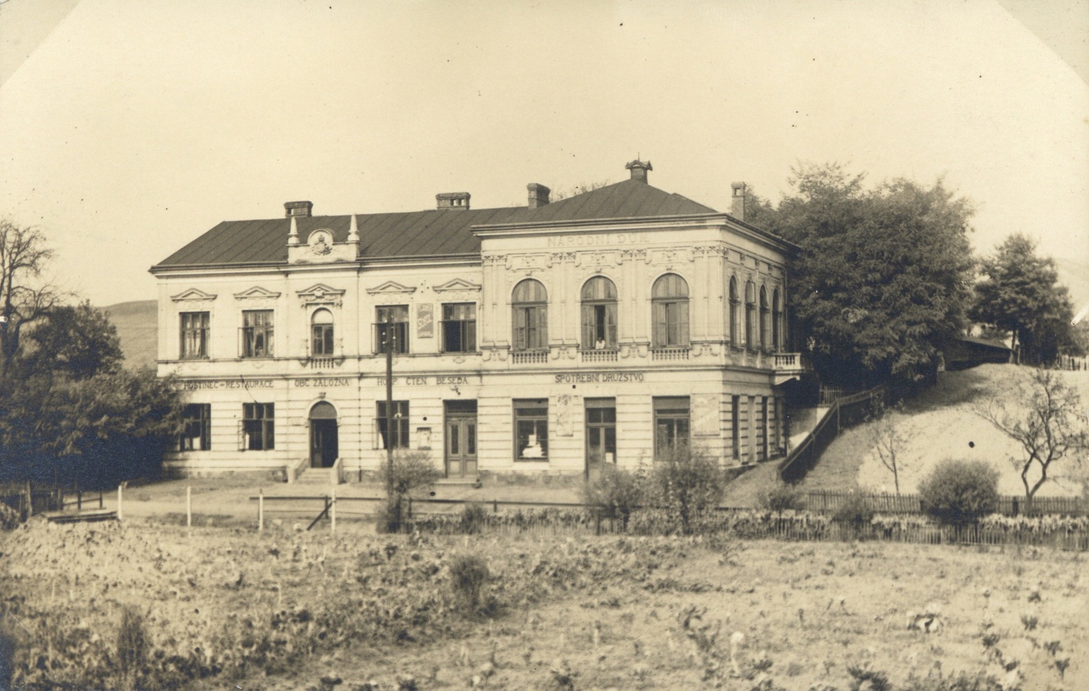 Národní dům v Doubravě (čp. 462) byl postaven v roce 1903. Autorem stavebních plánů byl Miroslav Martinec.