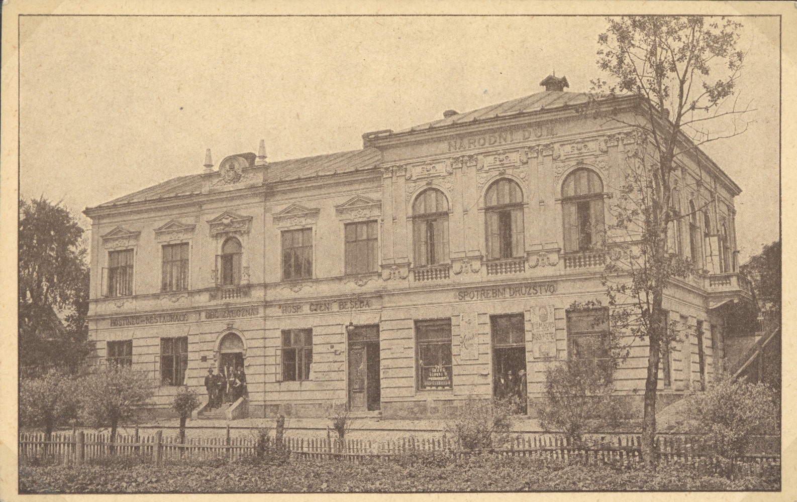 Národní dům v Doubravě (čp. 462) byl postaven v roce 1903. Autorem stavebních plánů byl Miroslav Martinec.