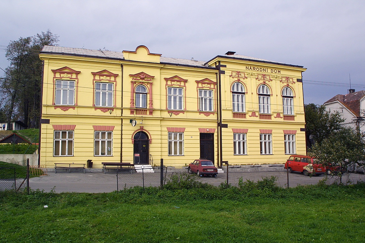 Národní dům v Doubravě (čp. 462) po rekonstrukci v roce 2001.