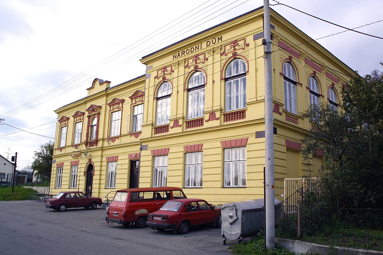 Národní dům v Doubravě (čp. 462) po rekonstrukci v roce 2001.